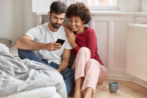 couple-love-watch-interesting-video-cell-phone